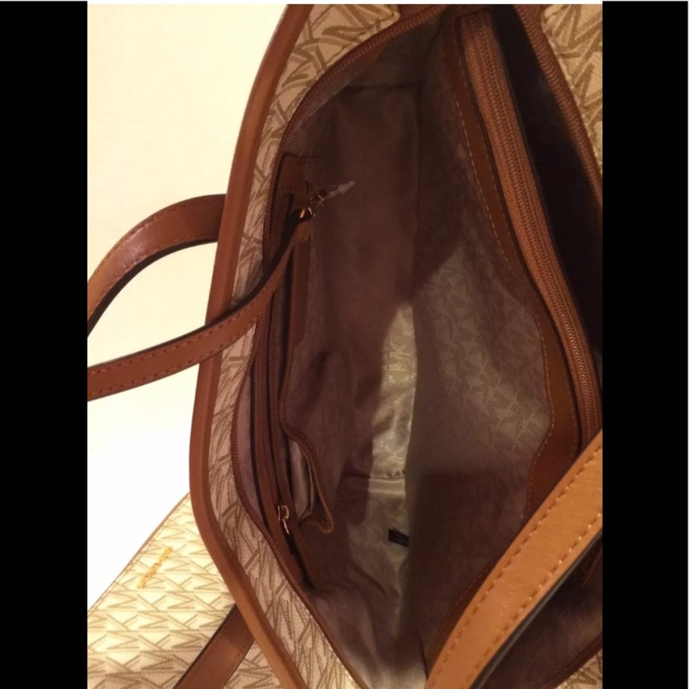 Michael Kors Hayley top zip tote with pouch - Picture 9 of 12